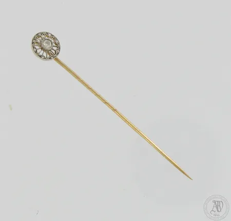 Timanttihattuneula 8xn.0.005ct 1xn.0.09ct (vanhahiontaisia), korkeus 65mm, leimaamaton 585,  Paino: 1,7 g