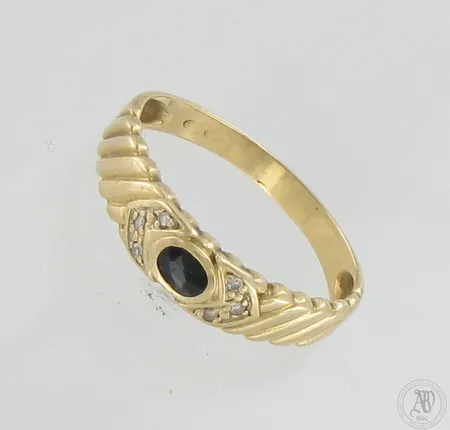 Kivisormus timanteilla 6xn.0.005ct, koko 19, keskikivessä kulumaa, leimaamaton 585br,  Paino: 2,2 g