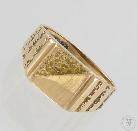 Kantasormus, koko 18½, kannan mitat 10x10mm, runko hieman vääntynyt, 585,  Paino: 4,4 g