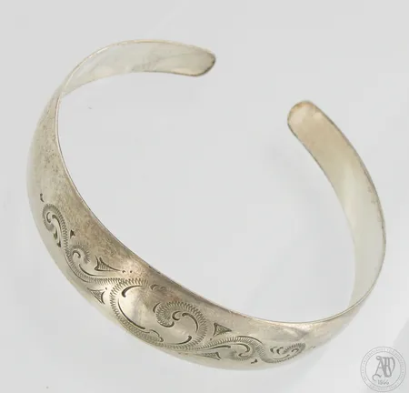 Kuvioitu rannerengas, Ø 60mm (joustava), leveys edestä 16mm, kaiverrus sisällä, vuodelta 1958, tekijäleima TS, 813,  Paino: 11,8 g
