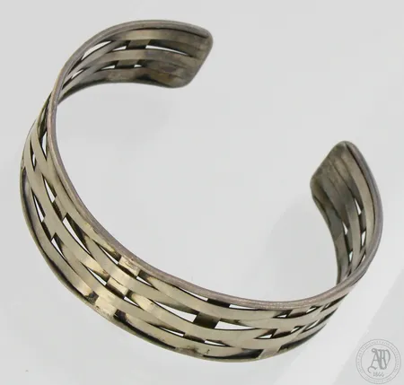 Kuvioitu rannerengas, Ø  58mm (joustava), leveys 18mm, käytön jälkiä, vuodelta 1959, tekijäleima OT, 813,   Paino: 16,1 g