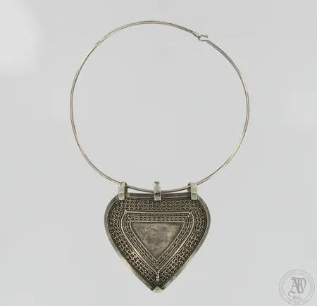 Kaulakoru, kaularenkaan Ø n.135mm, riipuksen korkeus 83mm, 925 sterling leimalla, 