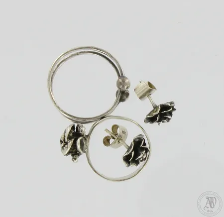 2 sormusta, koot 16 ja 18 (muunneltava), korvakorut, korkeus 10mm, käytön jälkiä, 830-925,  Paino: 7,1 g