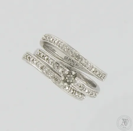 Kolmeosainen sormus timanteilla 11xn.0.005ct (osassa lohkeamia), koko 18½, sisällä tekstit: today, tomorrow ja always, sterling 925,  Paino: 7,6 g