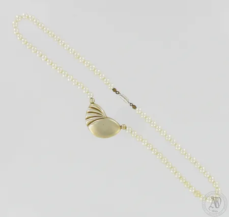 Muovihelmikaulakoru hopeariipuksella, design Pertti Peuri, ketjun pituus 49cm, riipus 925,  Paino: 28,2 g