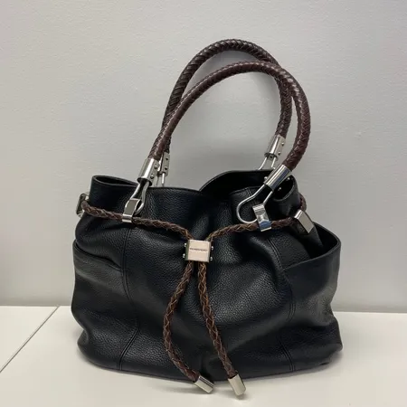 Nahkalaukku Michael Kors, mitat n. 30x40x12cm, ruskeassa nahkaremmissä pientä käyttökulumaa.
