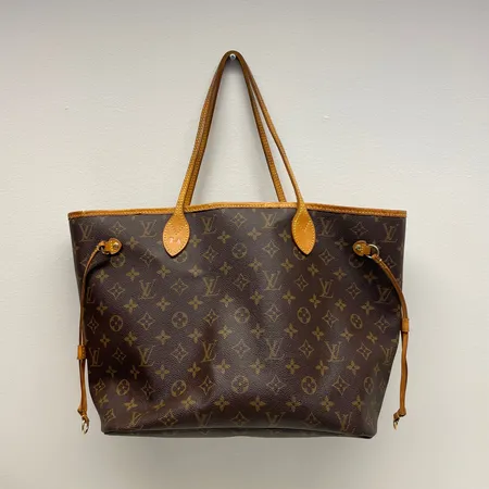 Nahkalaukku Louis Vuitton Monogram Neverfull nimikirjaimilla, sarjanumerolla VI2087, käyttökulumaa ja pientä likaa sisällä, Luxury Helsinki Oy:n sähköinen takuukortti. 