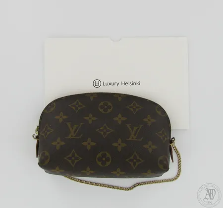 Meikkilaukku Louis Vuitton Pouch 17, Made in France, mitat 17x12x6cm, vetoketjun soljen kultaus kulunut ja nahaosissa kulumaa, ketju ei kuulu pussiin. Takuutodistus Luxury Helsinki Oy. 