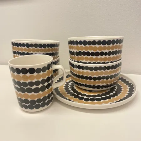 Neljä kulhoa, Ø 12cm, 1 lautanen Ø 20cm, 1 muki 2,5dl, Siirtolapuutarha, Marimekko, korkeus 70mm ja Ø 12cm, beige/musta