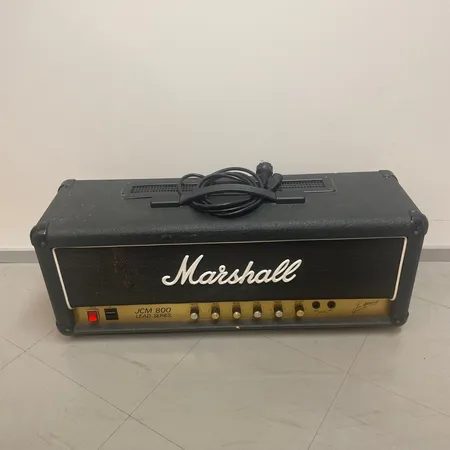 Vahvistin Marshall JCM 800 ja virtajohto. Käytöstä aiheutunutta kulumaa.