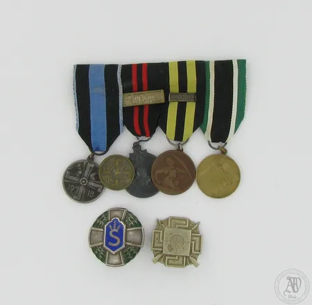 Suojeluskuntalaisen kunniamerkit: Vapaussodan muistomitali, Vuosien 1939  1940 sodan (talvisodan) muistomitali ''kotijoukot'', Väestönsuojelun 2. luokan ansiomitali solkineen 1939-1940, Suojeluskunnan ansiomitali ja 1 lk. kuntoisuusmerkki m/21, vapaussodan päättymisen 15-vuotisjuhlamerkki, ampumamerkki