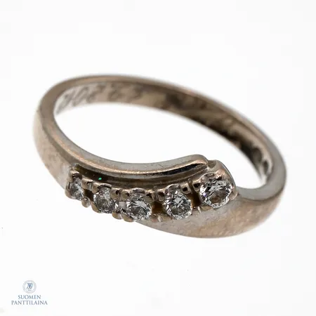 Timanttisormus 5xn.0.02-0.05ct, runko vääntynyt, kaiverrettu, koko 17, 750 valkokultaa,  Paino: 3,7 g