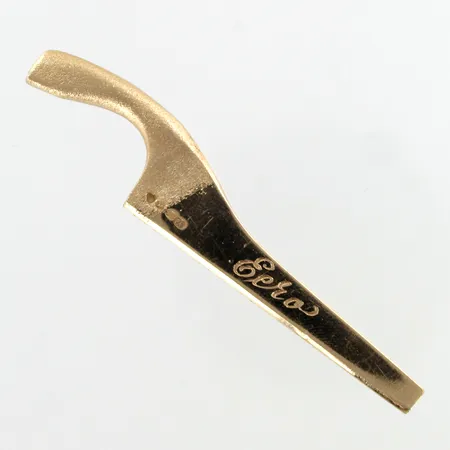 Kultainen koriste-esine, kaiverrettu, leveys 68mm, 585,  Paino: 28 g