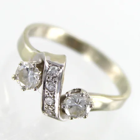 Timanttisormus 2xn.0.25ct 4xn.0.01ct, kaiverrettu, koko 17½, 750valkokulta,  Paino: 3,7 g