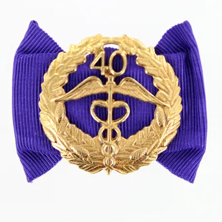 Keskuskauppakamarin ansiomerkki 40 vuotta, korkeus 34mm, leveys 49mm, 830br Paino: 7,8 g