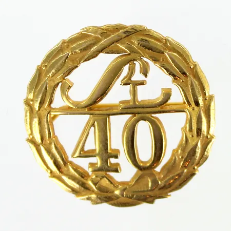 Rintamerkki, SL40, korkeus 28mm, 585,  Paino: 6,9 g