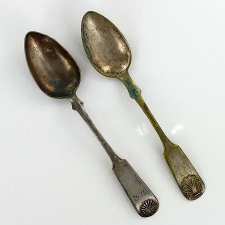 Kaksi kahvilusikkaa, Musla, kaiverrettu, käytön jälkiä, pituus 134mm, 813h,  Paino: 28,9 g