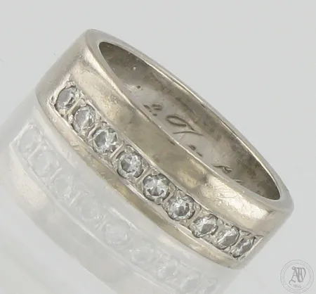 Timanttisormus 10xn.0.04ct, koko 17, kaiverrettu, leveys 5mm, 750br valkokulta,  Paino: 7,4 g