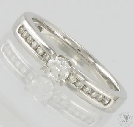 Timanttisormus 1xn.0.18ct 12xn.0.02ct, koko 17, Kultajousi Oy, 750br valkokulta,  Paino: 4,9 g