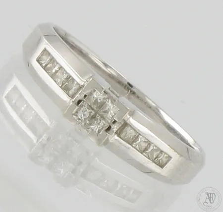 Timanttisormus 4xn.0.025ct 8xn.0.01ct, koko 17½, Kultajousi Oy, 585br valkokulta, Paino: 3,3 g