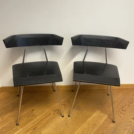 Tuoli pari, design Mikko Paakkanen, Avarte 2012, leveys 53 cm, istuinkorkeus 45 cm ja koko korkeus 72cm, pientä käytöstä aiheutunutta kulumaa. Ei lähetetä