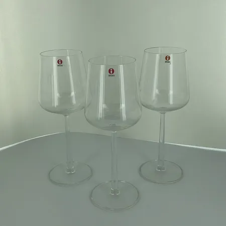 Kolme punaviinilasia Iittala, Essence, design Alfredo Häberli, 45cl