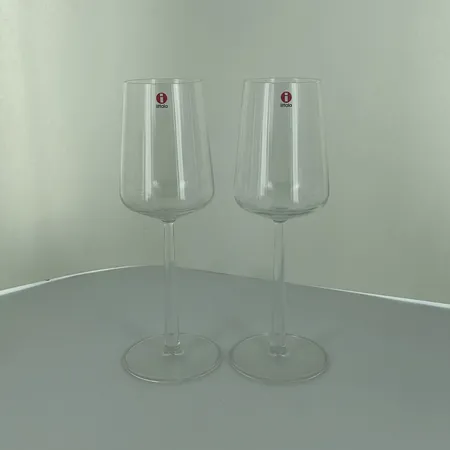 Kaksi valkoviinilasia Iittala, Essence, design Alfredo Häberli, 33cl