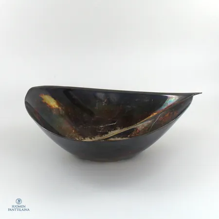Hopeamalja Tapio Wirkkala, kaiverrettu ja naarmuja, vuodelta 1962, mitat 14x10,9cm, korkeus 4,2mm, Kultakeskus, 916,  Paino: 100 g