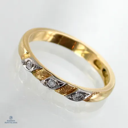 Timanttisormus 3xn.0.04ct, kaiverrettu, koko 20, 750 kelta- ja valkokulta,  Paino: 4,7 g