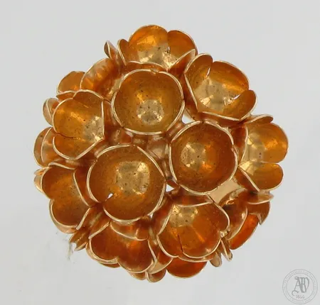 Sormus, design Liisa Vitali ''Kevät'', yksi terälehti irronnut alareunasta ja osa terälehdistä vääntyneitä, koko 18¾, kukan Ø 25mm, 585,  Paino: 8,1 g