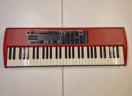 Kosketinsoitin NORD ELECTRO 2, 61-kosketinta, oma laukku ja ohjekirja. Ota yhteys panttilainaamoon kuljetusmaksuista sopimiseksi.