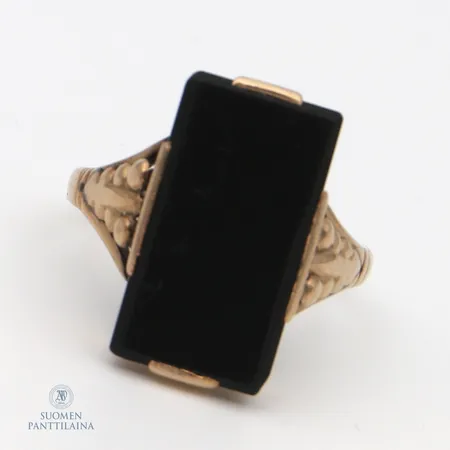 Kivisormus, kivessä käytön jälkiä, kaiverrettu, koko 17¾, 585br,  Paino: 3,3 g
