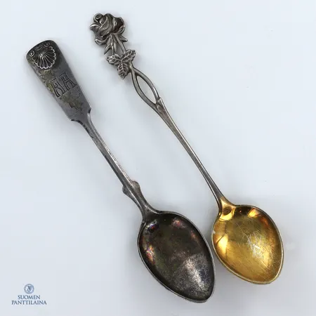 Kaksi kahvilusikkaa, kaiverrettu, pituus 115-121, 813-830h,  Paino: 23,4 g