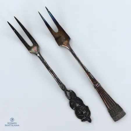 Kaksi leikkelehaarukkaa, kaiverrettu, pituus 117-120, 813-830h,  Paino: 20,3 g