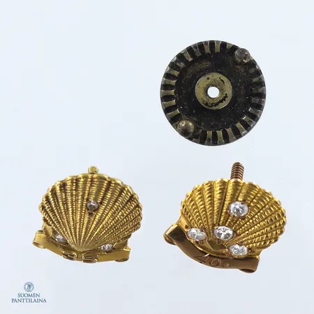 Kaksi rintamerkkiä timanteilla 8xn.0.02-0.04ct, rulla tausta, toinen tausta puuttuu, kaiverrettu, korkeus 16mm,  Paino: 5,7 g