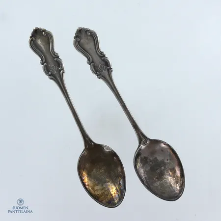 Kaksi kahvilusikkaa, kaiverrettu, pituus 117mm, 830,  Paino: 26,5 g