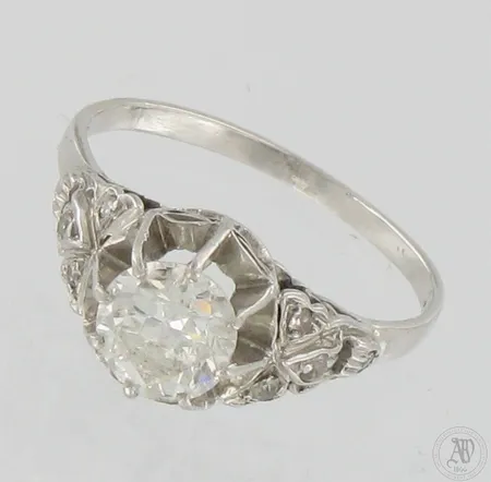 Timanttisormus 8xn.0.01ct (8/8-hiontaisia) 1xn.1.00ct (kiven reunuksessa, taulun reunaviisteissä ja kuletissa lohkeamia), koko 18½, platina 