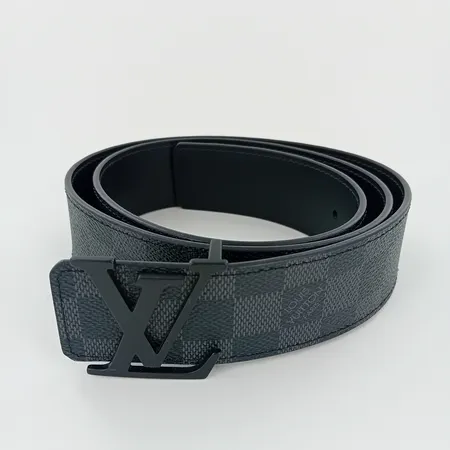 Nahkavyö Louis Vuitton, M98080, leveys 40mm ja pituus 90cm, väri graphite, pientä kulumaa reunassa, suojapussi