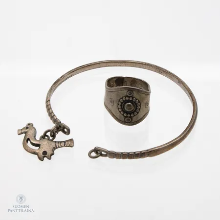 Viallisia hopea koruja, Kalevala Koru, 925,  Paino: 16,5 g