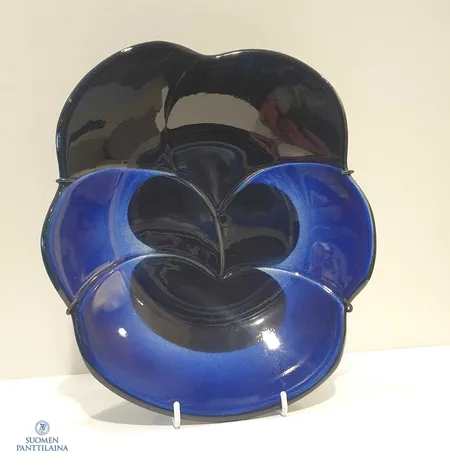 Seinälautanen Arabia, Viola, design Birger Kaipiainen Invenit, korkeus 27,0cm, leveys 25cm, vuosi 1967, seinäkiinnitysteline mukana, pieniä naarmuja