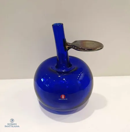 Taide-esine Omena,  Oiva Toikka, Pro Arte koboltinsininen, signeeuraus Oiva Toikka Nuutajärvi 27/2000, korkeus 15cm