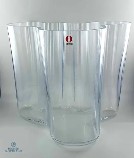Aalto-maljakko Iittala, kirkas, kaiverrus Alvar Aalto, korkeus 160mm, pieniä naarmuja