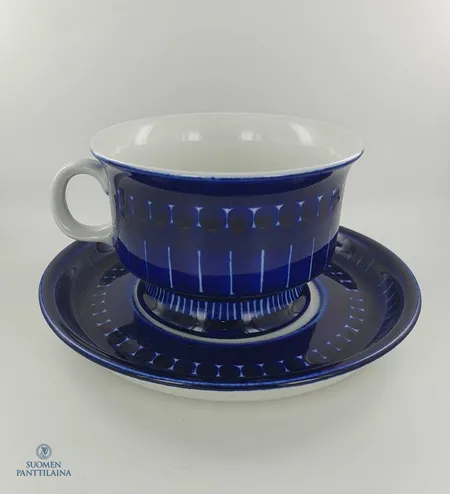 Teekuppi ja asetti, Arabia Valencia, Design Ulla Procopé, vuosi 1960-luku, kupin Ø 100mm, lautasen Ø 150mm