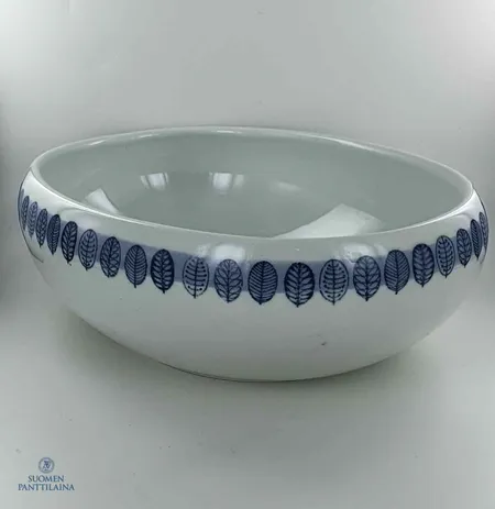 Kulho Arabia, Linnea, Koriste Raija Uosikkinen, Valmistettu 1954-64, mitat 17-22cm, korkeus 7cm, ajan mukaista kulumaa