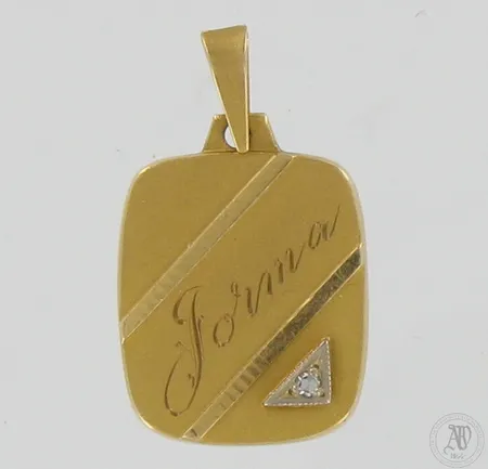 Laatta-riipus timantilla 1xn0.02ct, korkeus 28mm, kaiverrettu, lenkissä kulumaa, 585br, Paino: 5,4 g