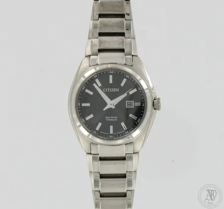 Titanium-rannekello Citizen Eco-drive, Ø 30mm, sekuntiviisari jätättää, käytöstä aiheutunutta kulumaa.