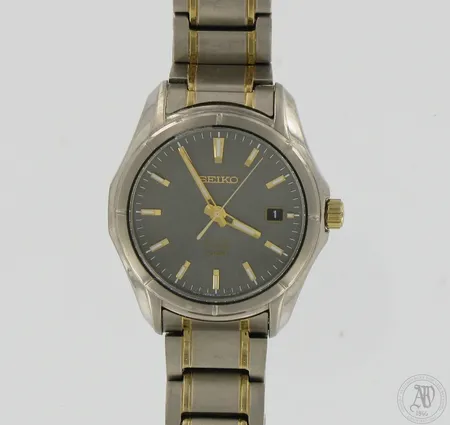 Titaanirannekello Seiko solar 100m, Ø 36mm, käytöstä aiheutunutta kulumaa.