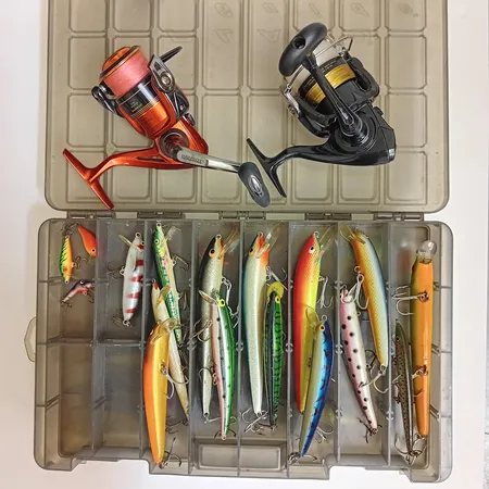 Uistinpakki 28 vaappua, 4 lusikkauistinta, 18 lippauistinta, 1 avokela Daiwa D-Shock 3000B ja 1 avokela Patriot Fireball 2000. 