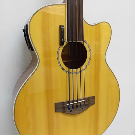 Elektroakustinen basso Harley Benton, HBB35 FL NT, pehmeä kantolaukku. Ei lähetetä