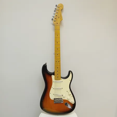 Sähkökitara Fender Stratocaster, Corona California, sarjanumero Z0150413, valmistettu USA:ssa, takakansi puuttuu, käytön jälkiä, Fenderin olkahihna ja kova kantolaukku. Ei lähetetä